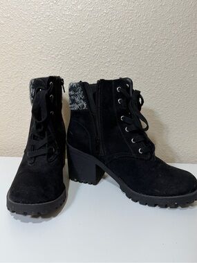 me too Black Lace-Up Suede Block Heel Ankle Boots with Knit Collar